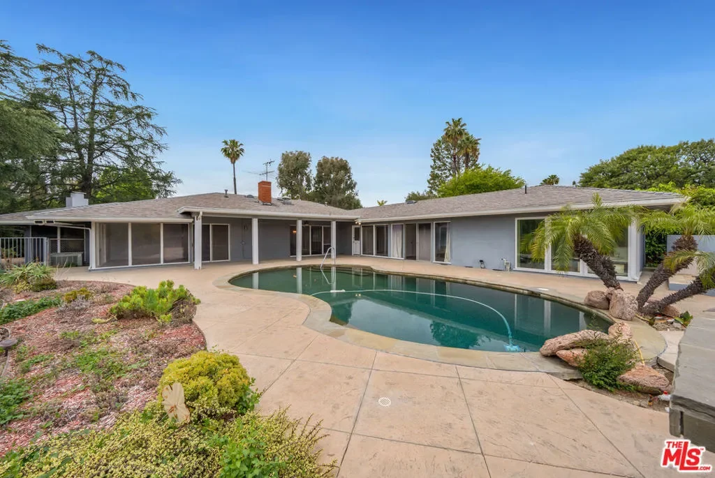 15901 High Knoll Road, Los Angeles, California, United States. - Photo 23