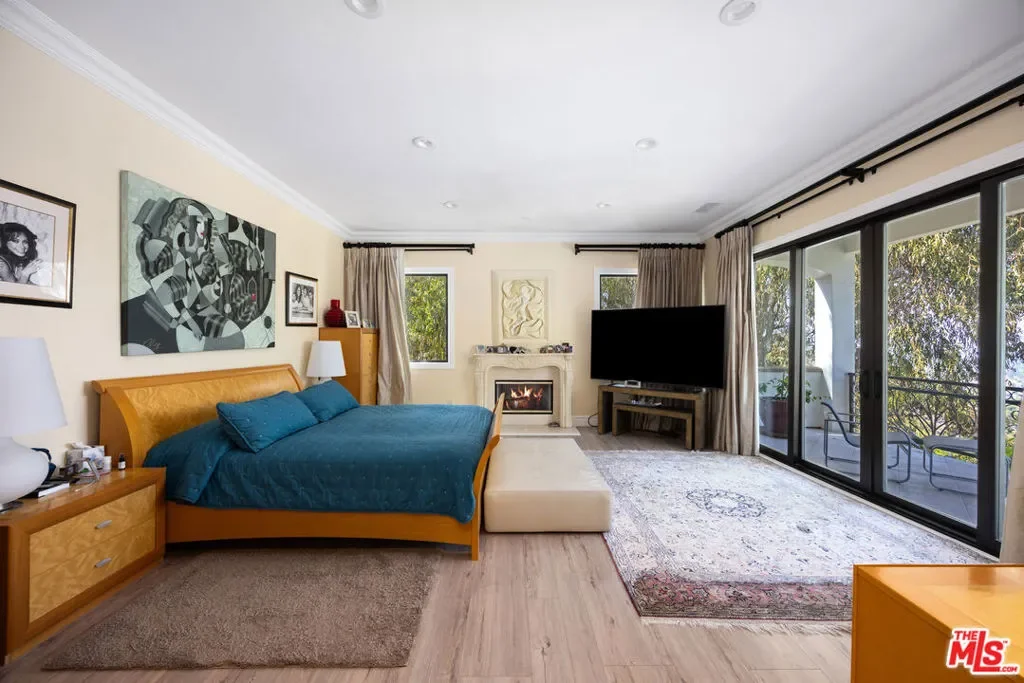 13355 Mulholland Drive, Beverly Hills, California, United States. - Photo 13
