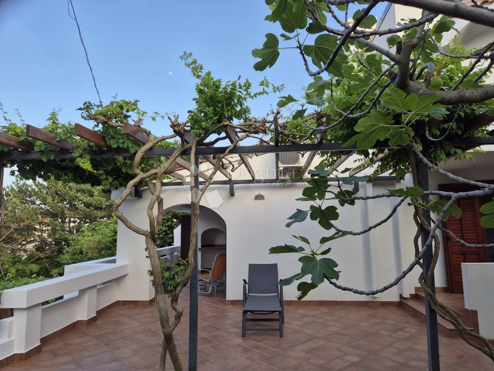 Exterior photo 3