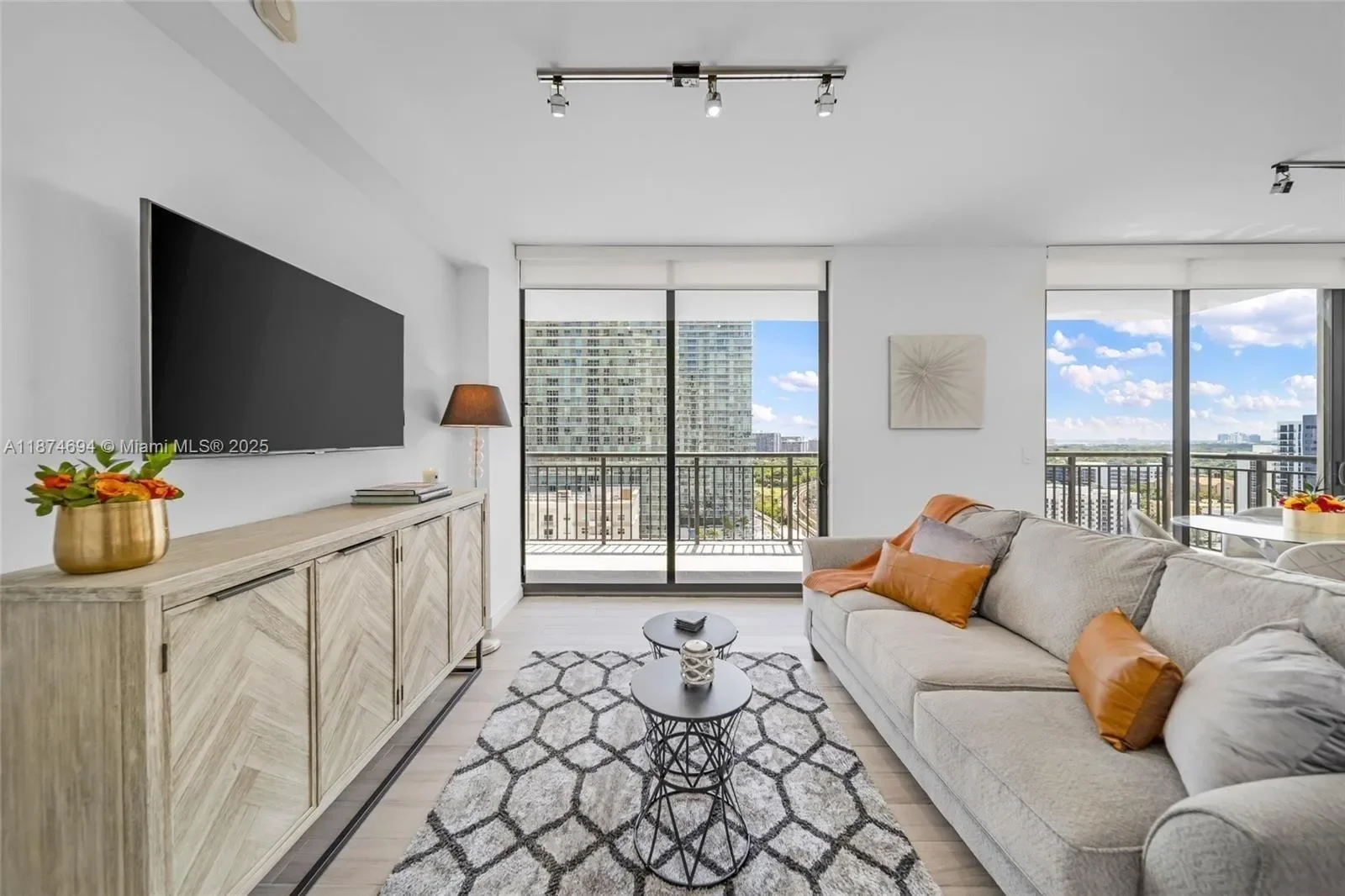 999 SW 1st Ave 1903, Miami, Florida, United States. - Photo 3