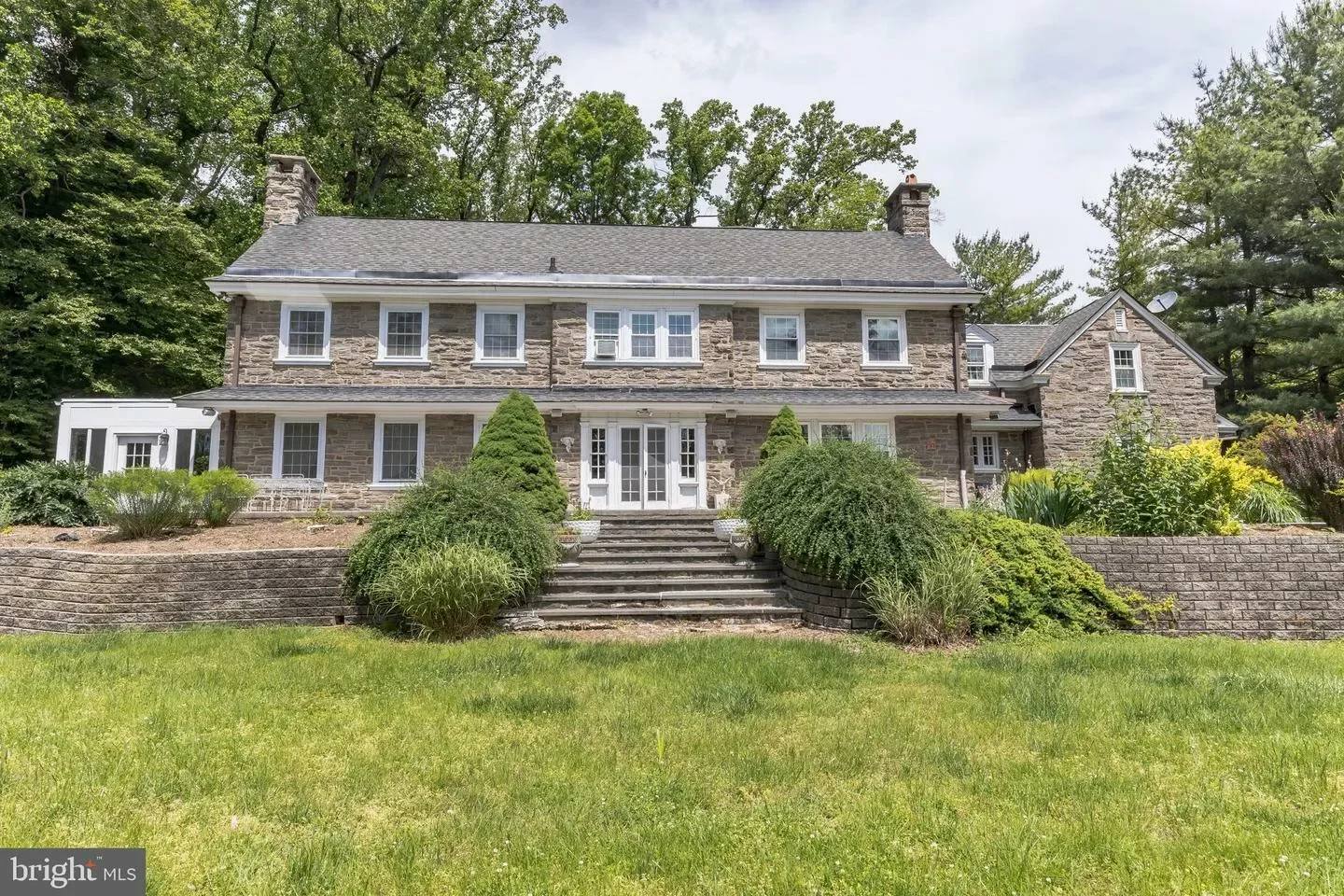 Exterior photo 2