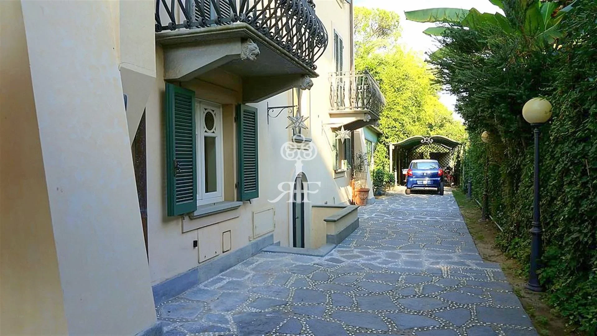 Exterior photo 8