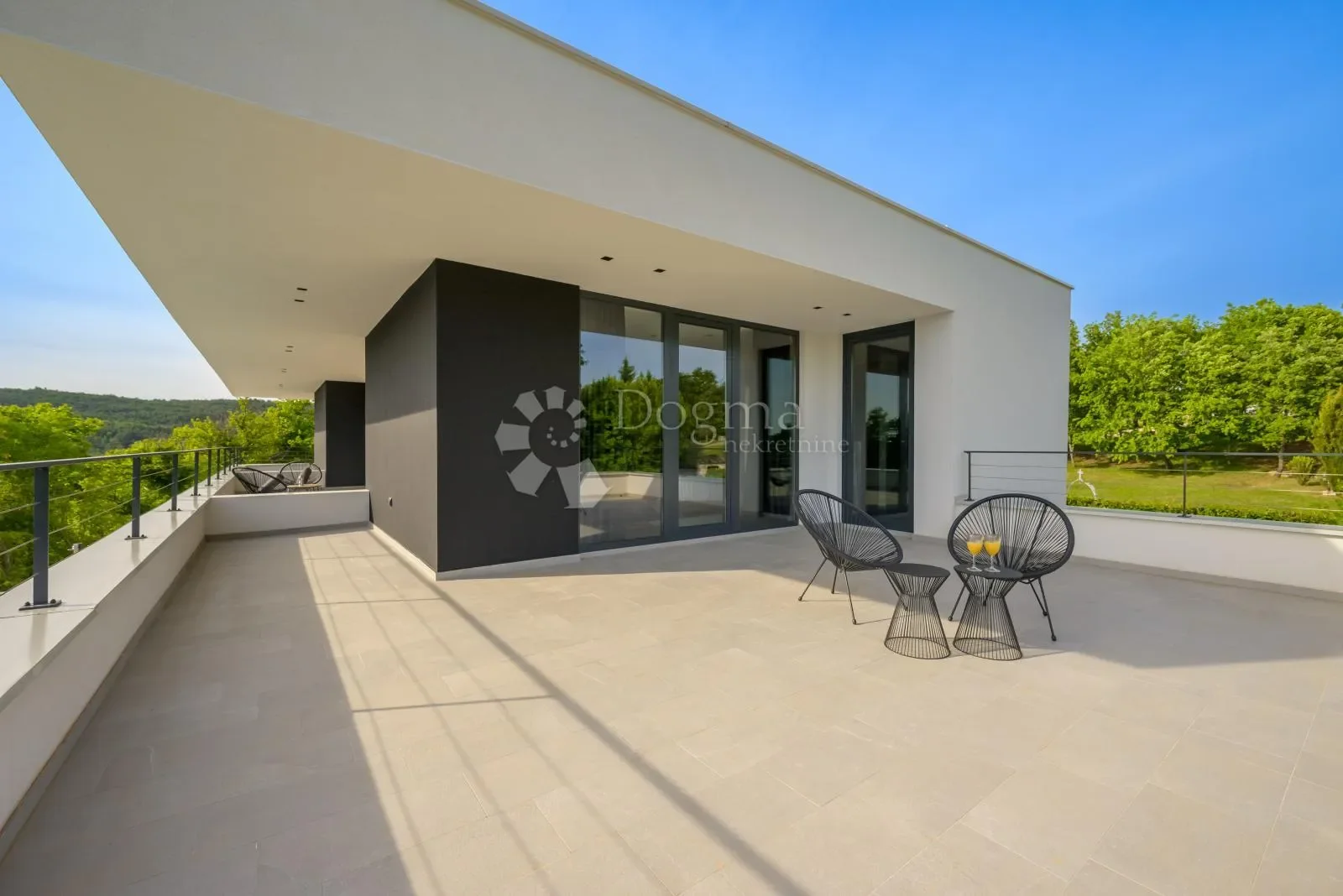 Exterior photo 5
