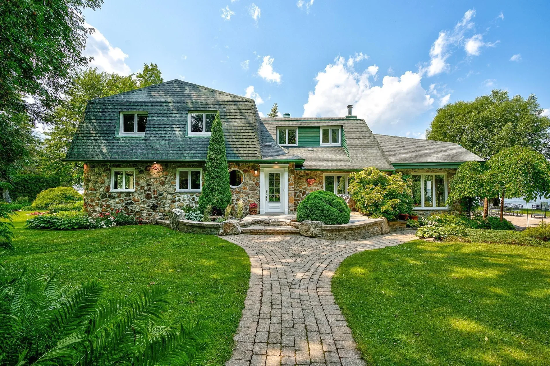 Exterior photo 5