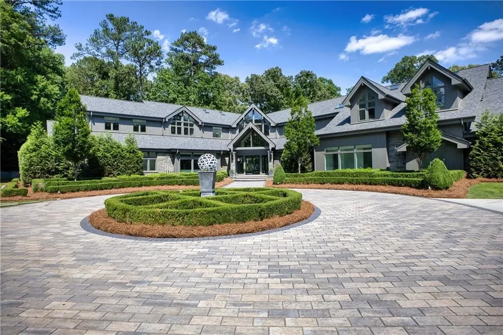 2883 W Roxboro Road NE, Atlanta, Georgia, United States. - Photo 2