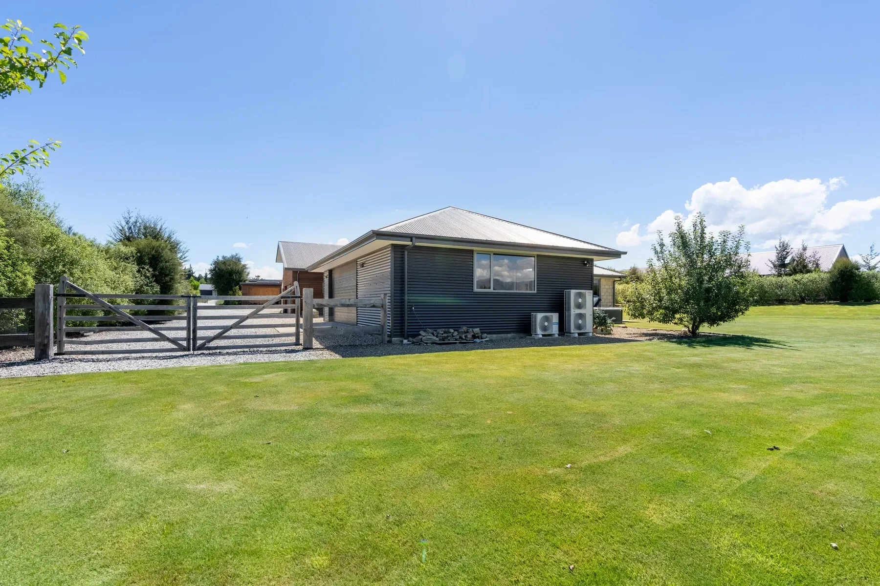 Exterior photo 6