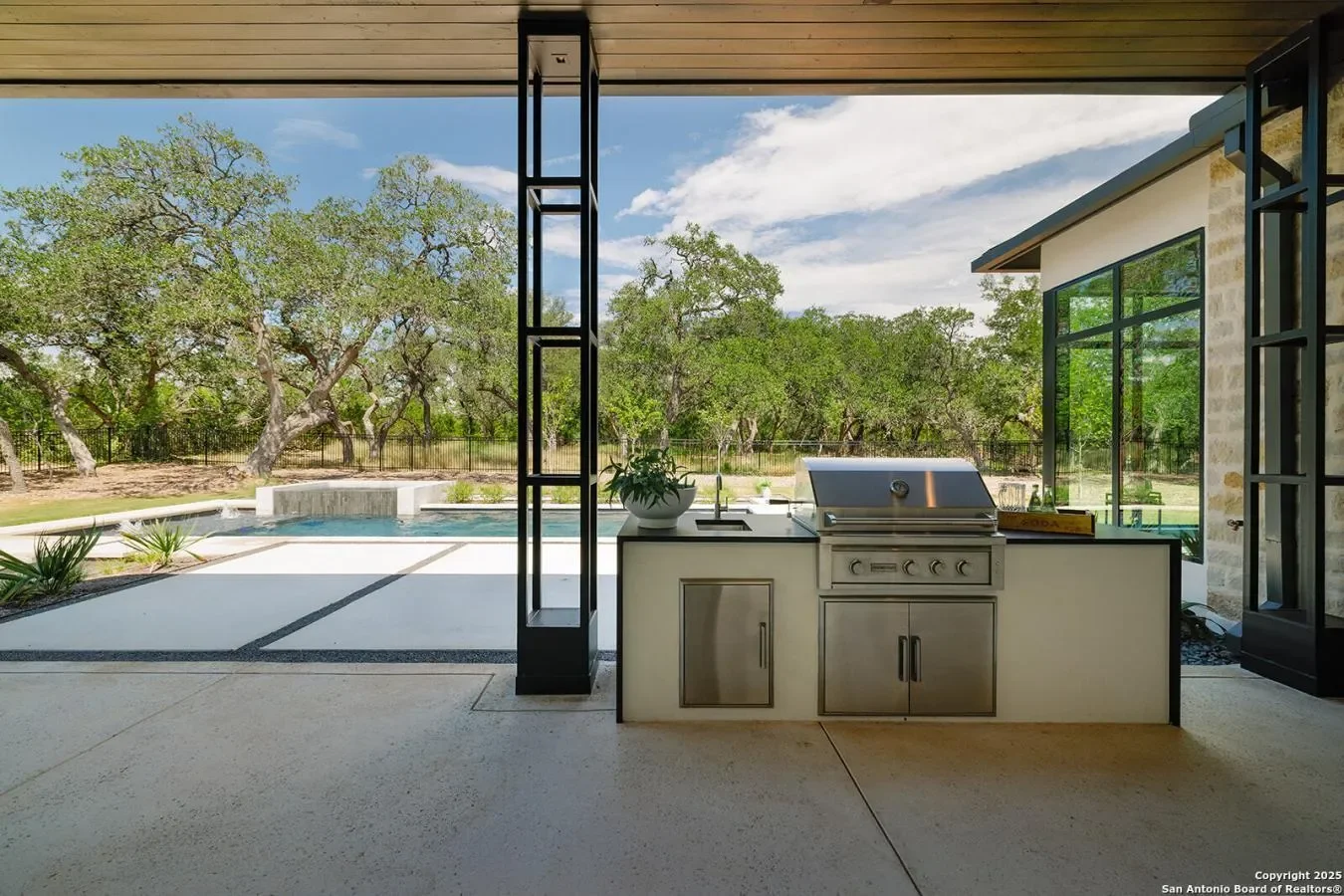 Exterior photo 3