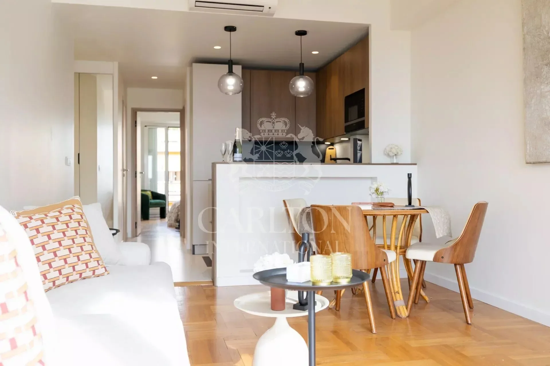 NICE, CIMIEZ. In one of the most sought-after neighborhoods, 3-bedroom apartment with sea view