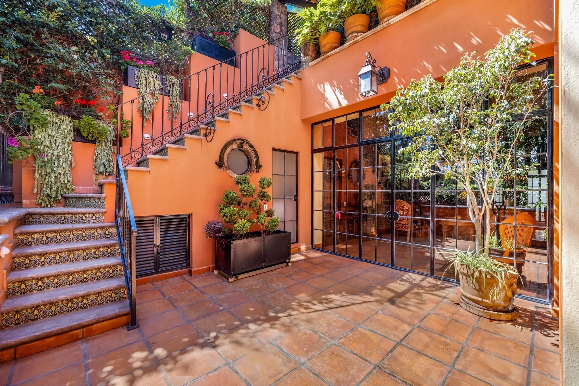 Exterior photo 4