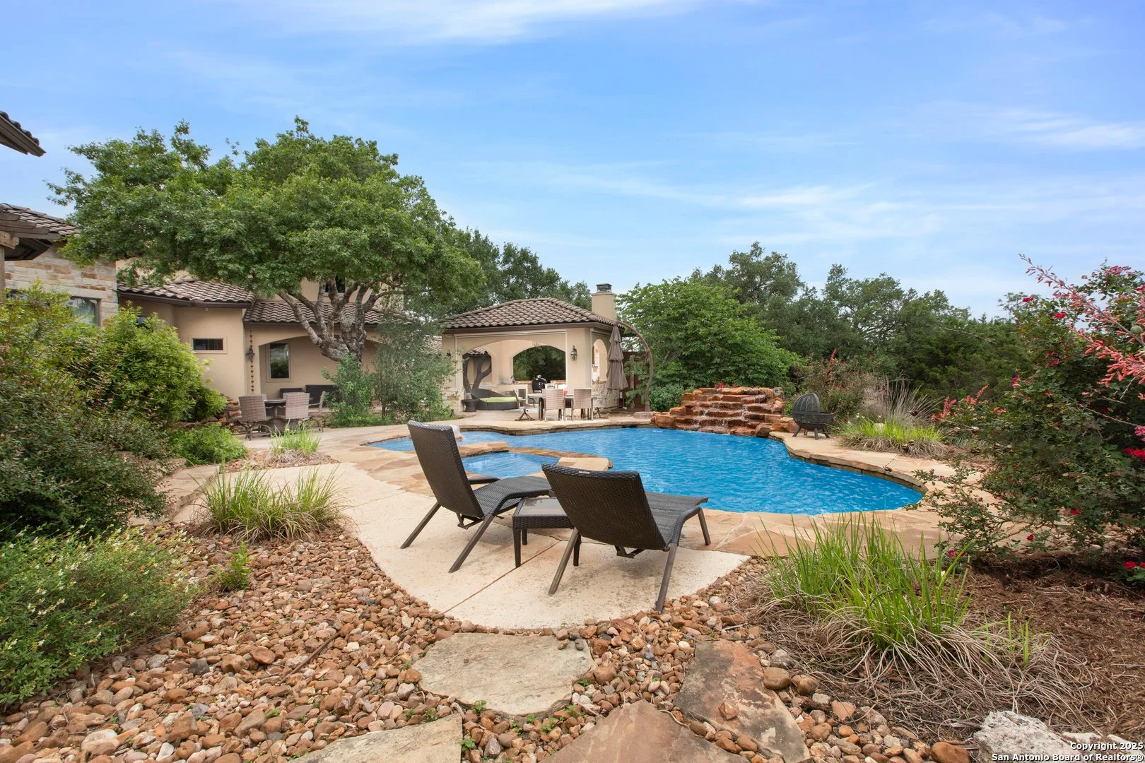 Exterior photo 6