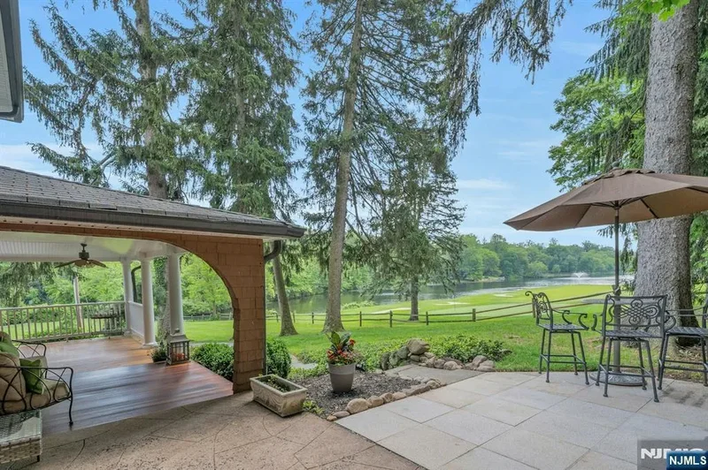 6 Bedrooms Single Family Detached