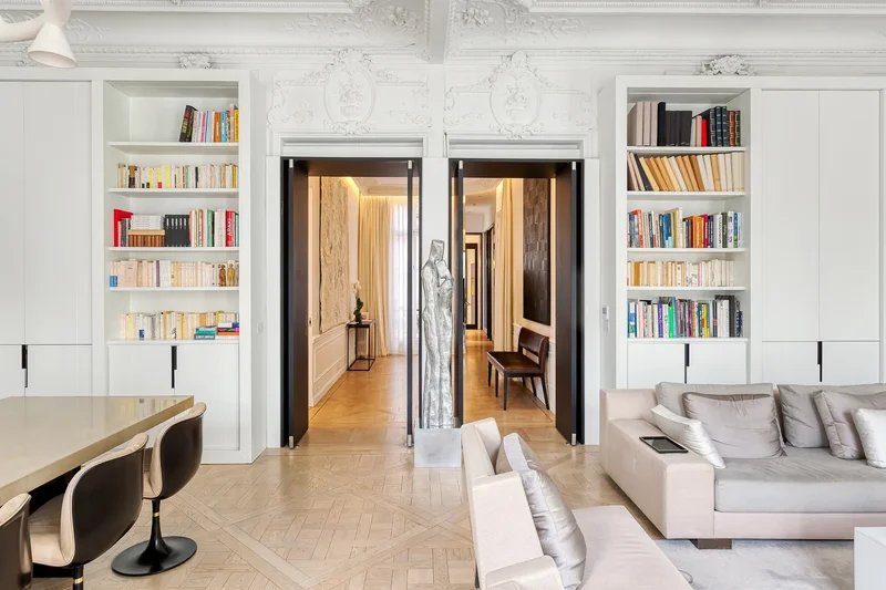 Golden Triangle : An Outstanding Renovated Apartment Overlooking Grand Palais