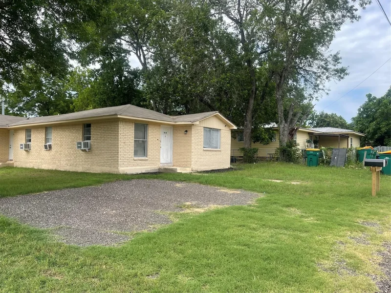 819 E Guadalupe St, La Grange, Texas, United States. - Photo 7