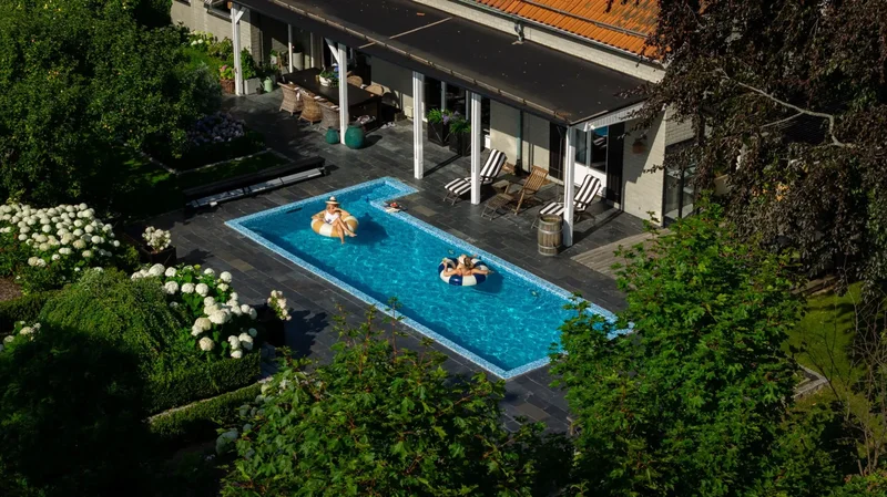 SPACIOUS VILLA WITH EXCLUSIVE MATERIALS, ARCHITECT-DESIGNED GARDEN AND LAKESIDE LOCATION