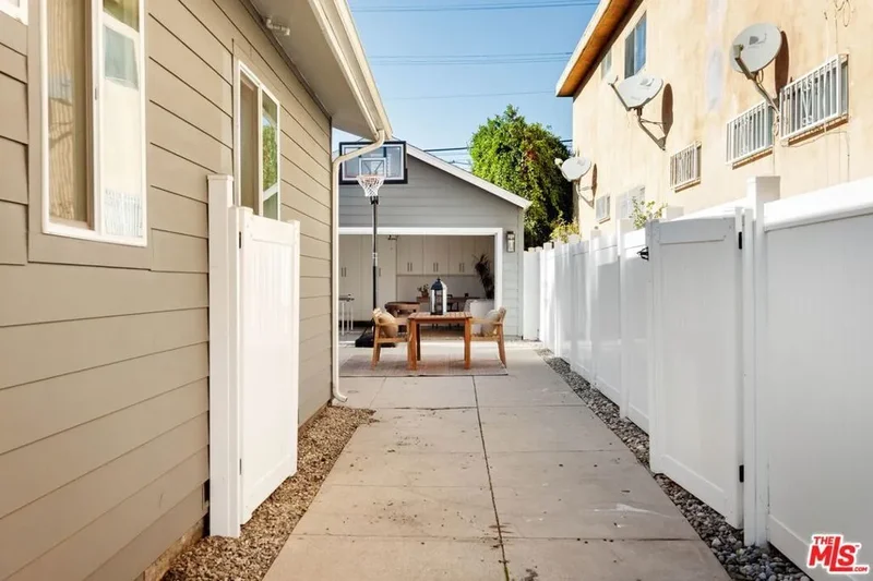 2831 S Corning Street, Los Angeles, California, United States. - Photo 38