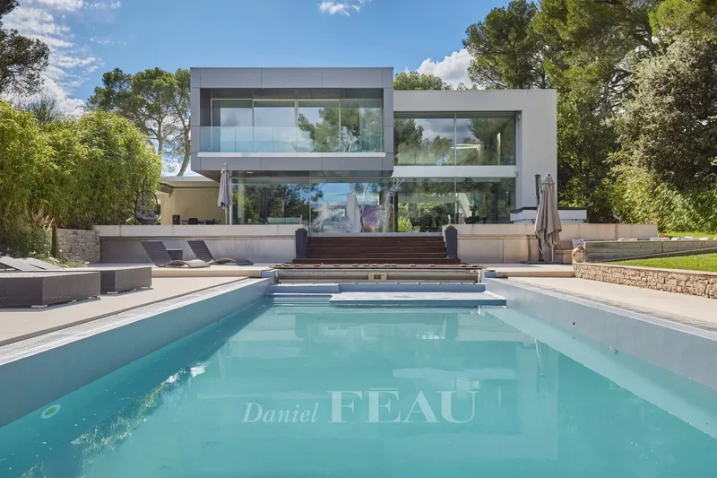 Aix en Provence – An architect-designed property with a swimming pool