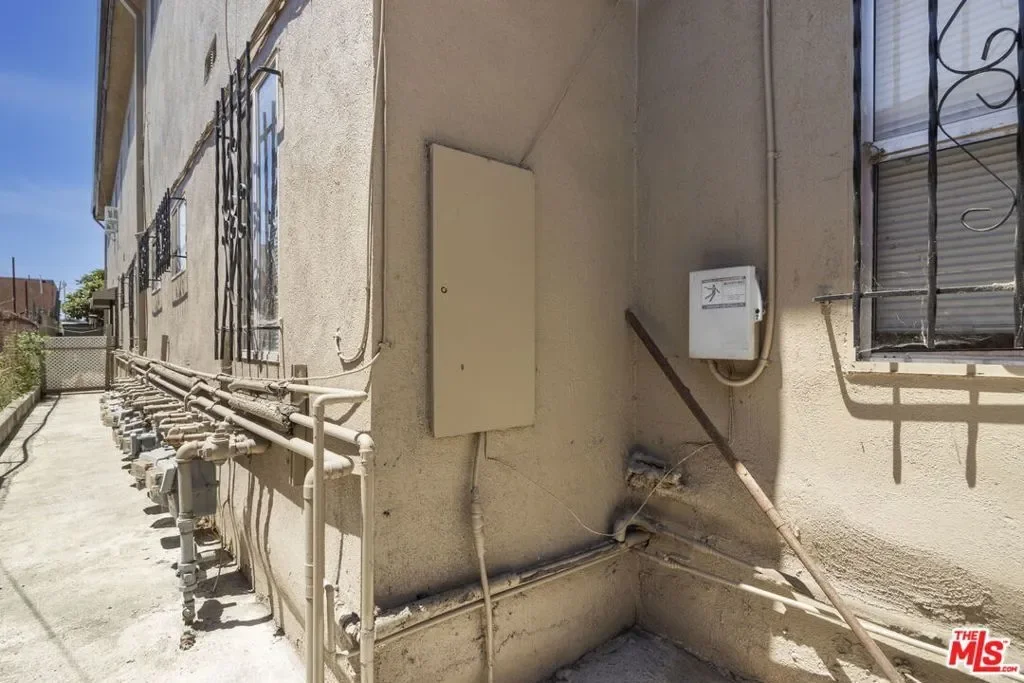 820 -824 W 95th Street, Los Angeles, California, United States. - Hero Image