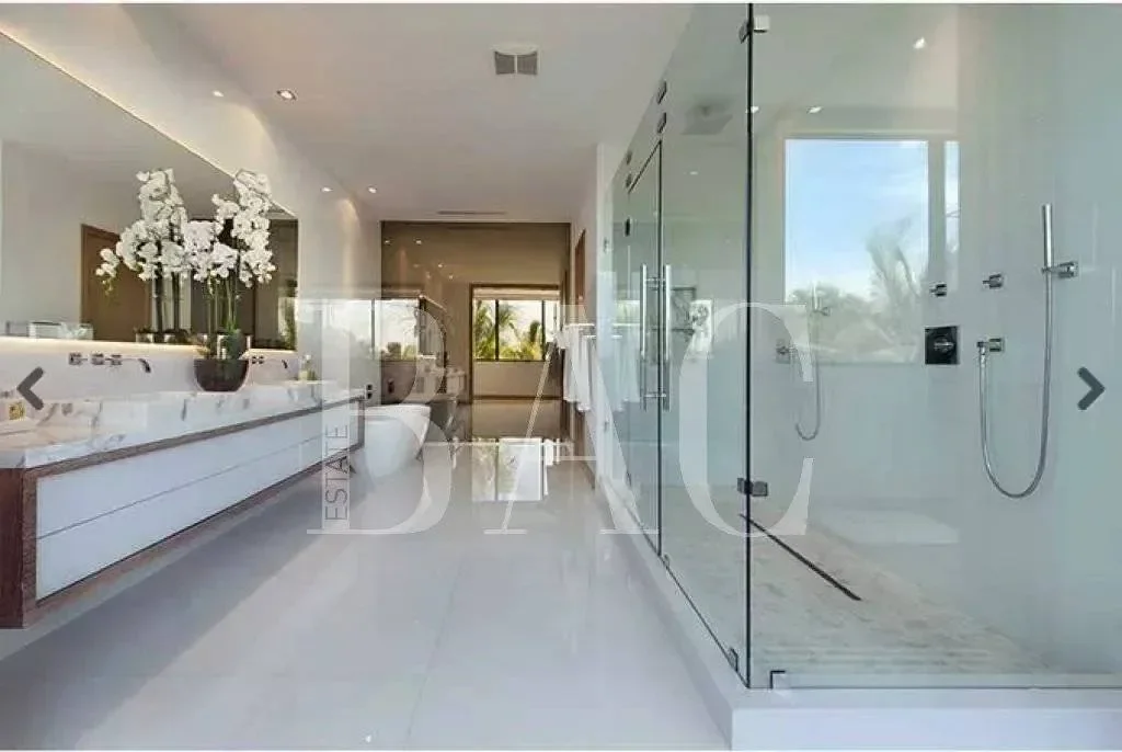 Villa for Sale in Miami, 9 Rooms, 6 Bedrooms, 615 m², €11,167,965