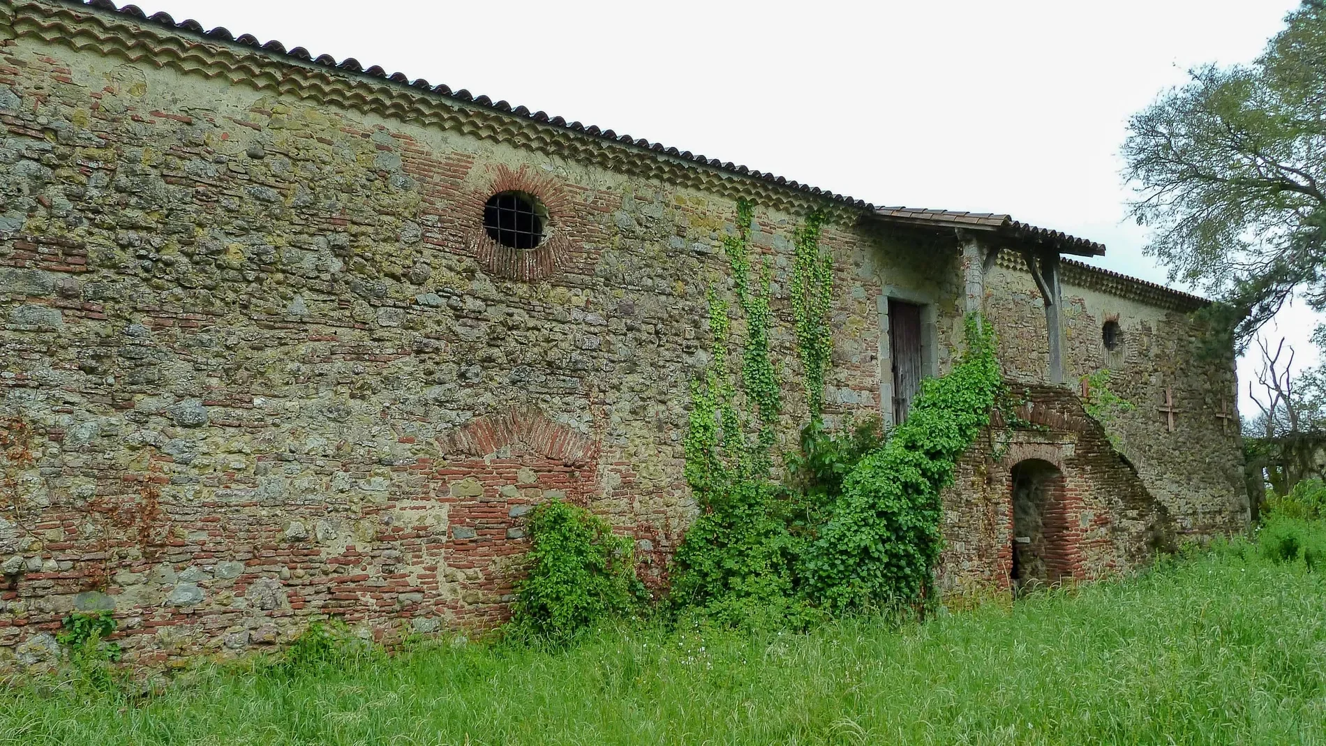 Exterior photo 2