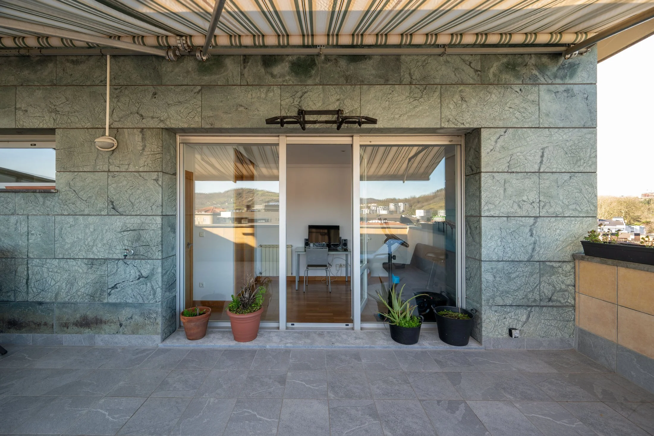 Exterior photo 1