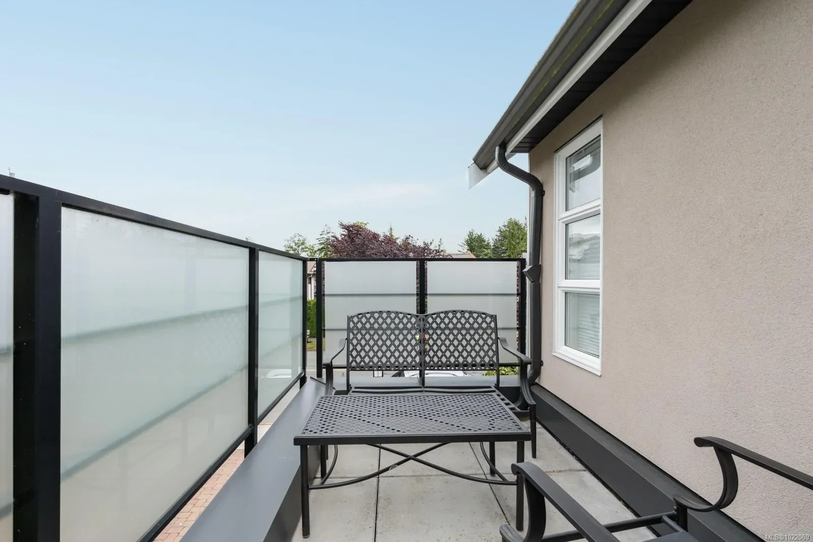Exterior photo 6