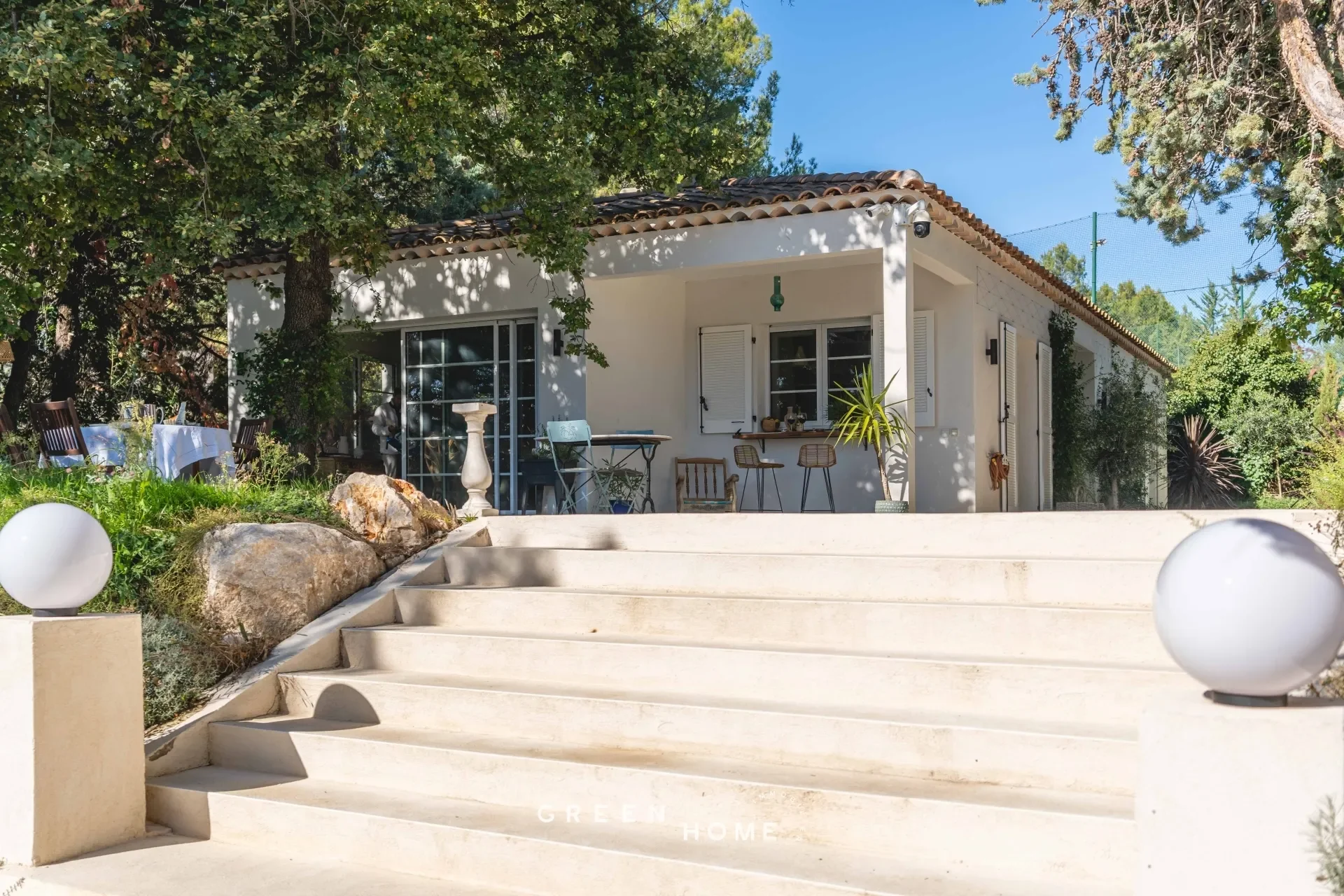 Exterior photo 2