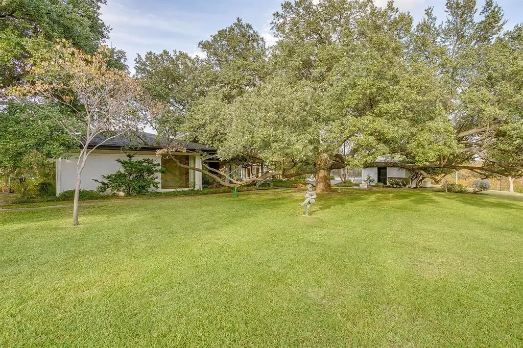 4301 Briarhaven Road, Fort Worth, Texas, United States. - Photo 16