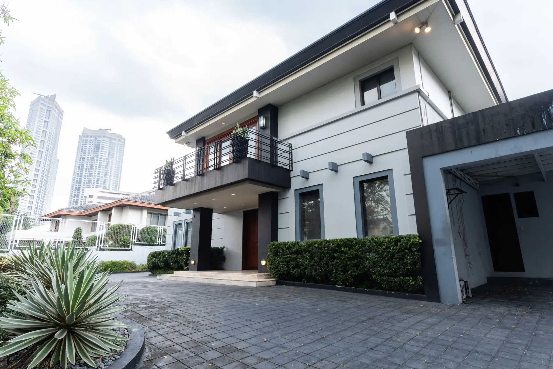 Exterior photo 5