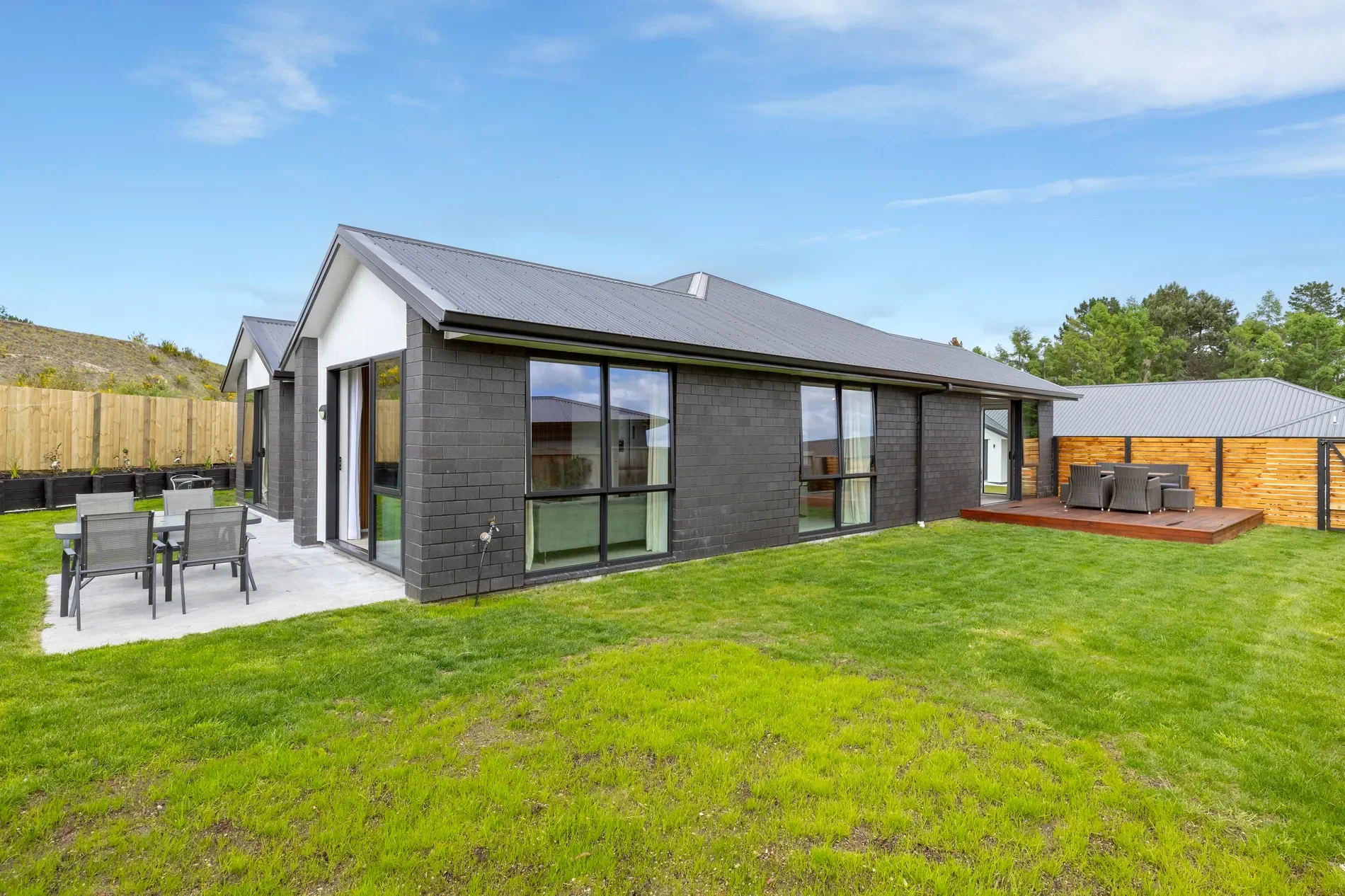 Exterior photo 6