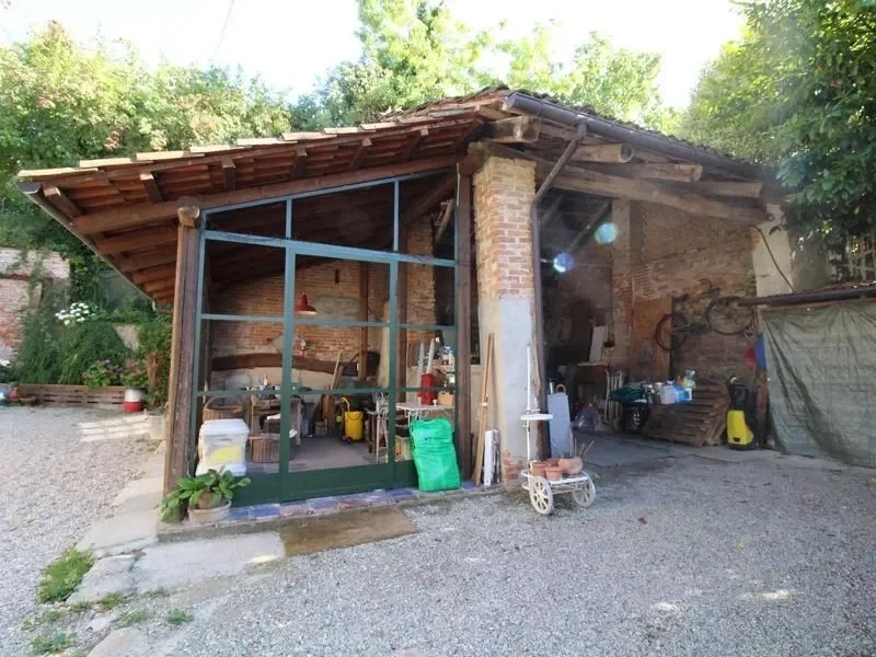 Exterior photo 5
