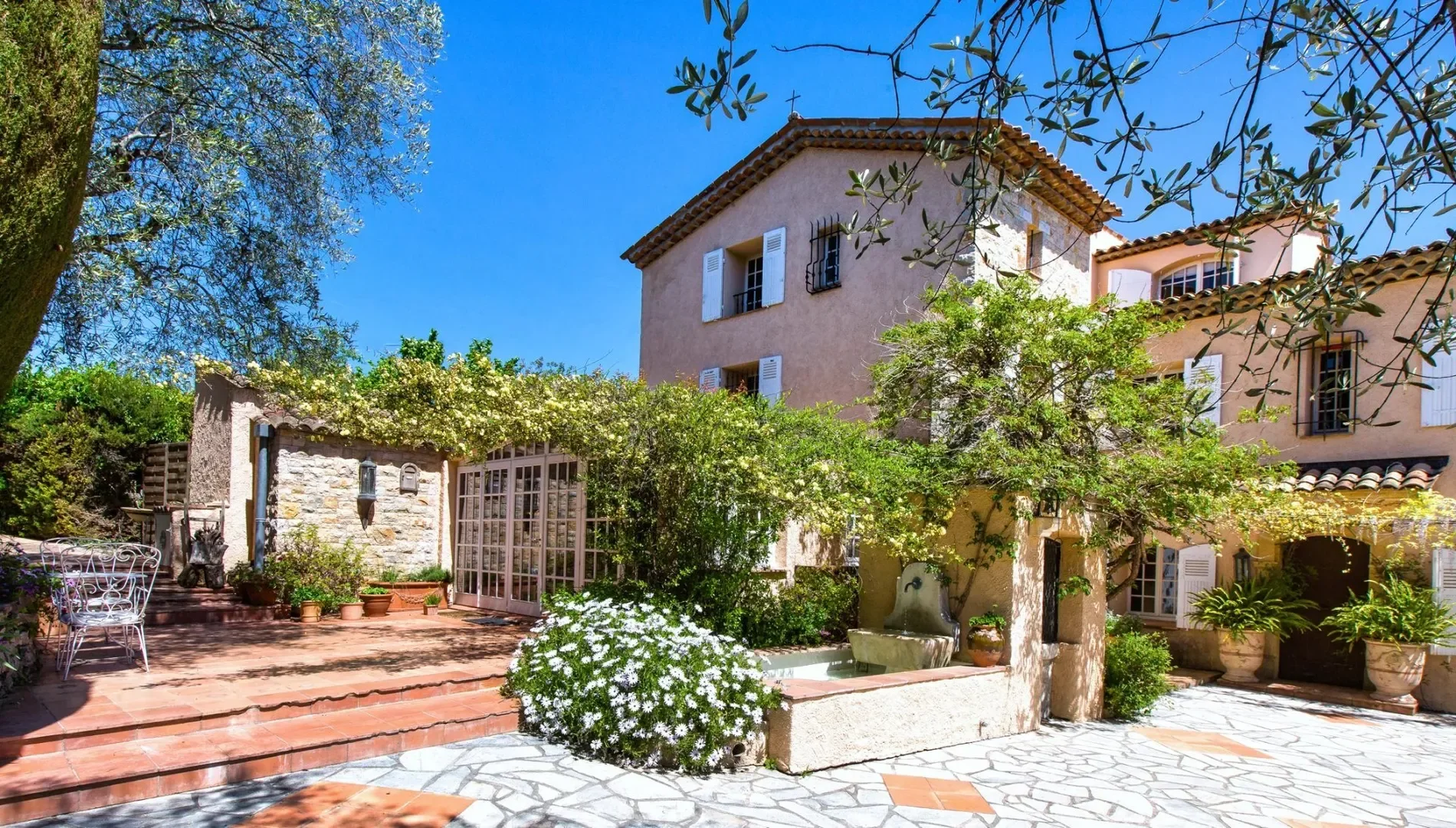 Exterior photo 5
