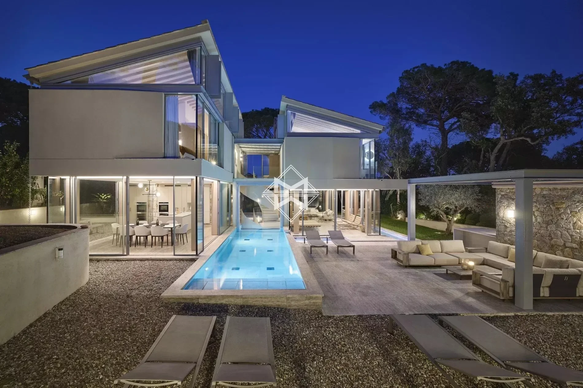 Exterior photo 4