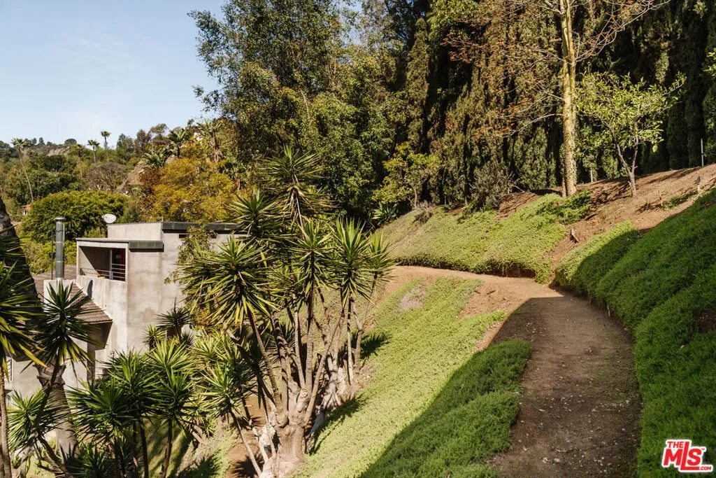 7017 Senalda Road, Los Angeles, California, United States. - Photo 2