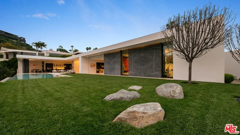 9265 Robin Drive, Los Angeles, California, United States. - Photo 28