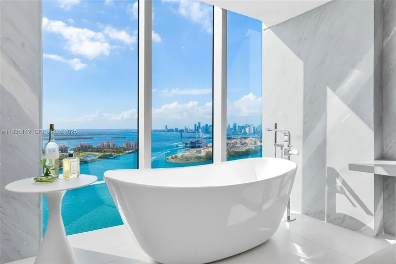 1000 S Pointe Dr 3501, Miami Beach, Florida, United States. - Photo 29
