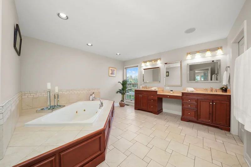 15 S Wynstone Drive , North Barrington, IL 60010, Barrington Hills, Illinois, United States. - Photo 69