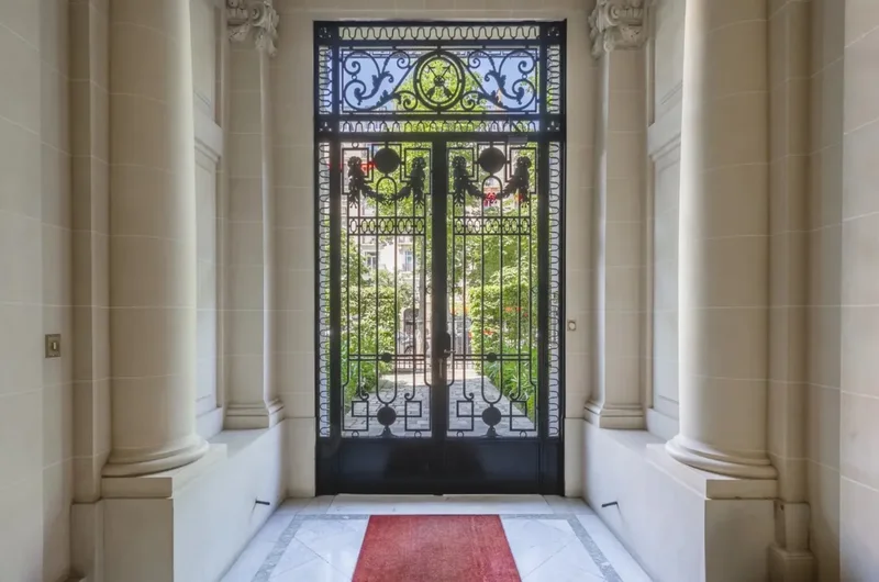 Neuilly sur Seine, Neuilly-sur-Seine, Île-de-France, France. - Photo 18