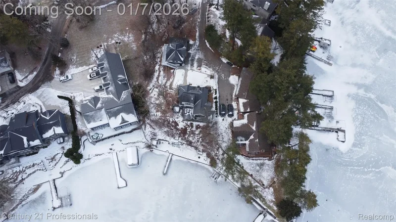 910 W Pine Tree Road W, LakeOrion, MI 48362, Orion charter Township, Michigan, United States. - Photo 36