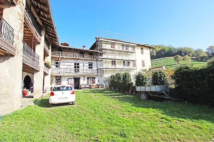 Panoramic Farmhouse with manor house and land