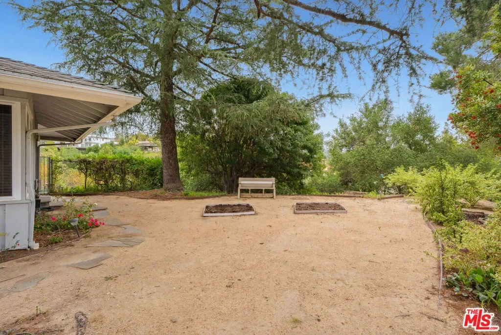 15901 High Knoll Road, Los Angeles, California, United States. - Photo 26