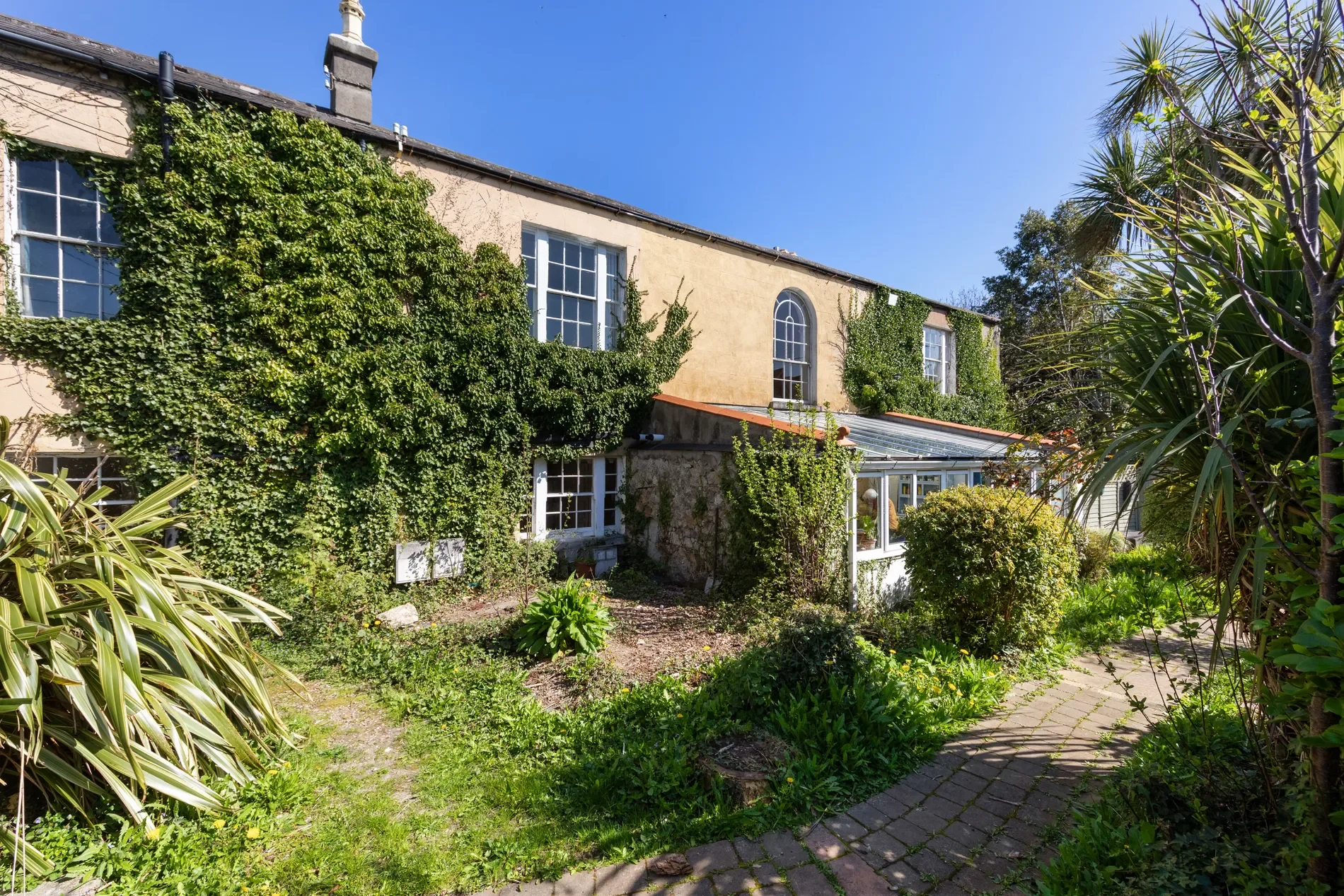 Exterior photo 6