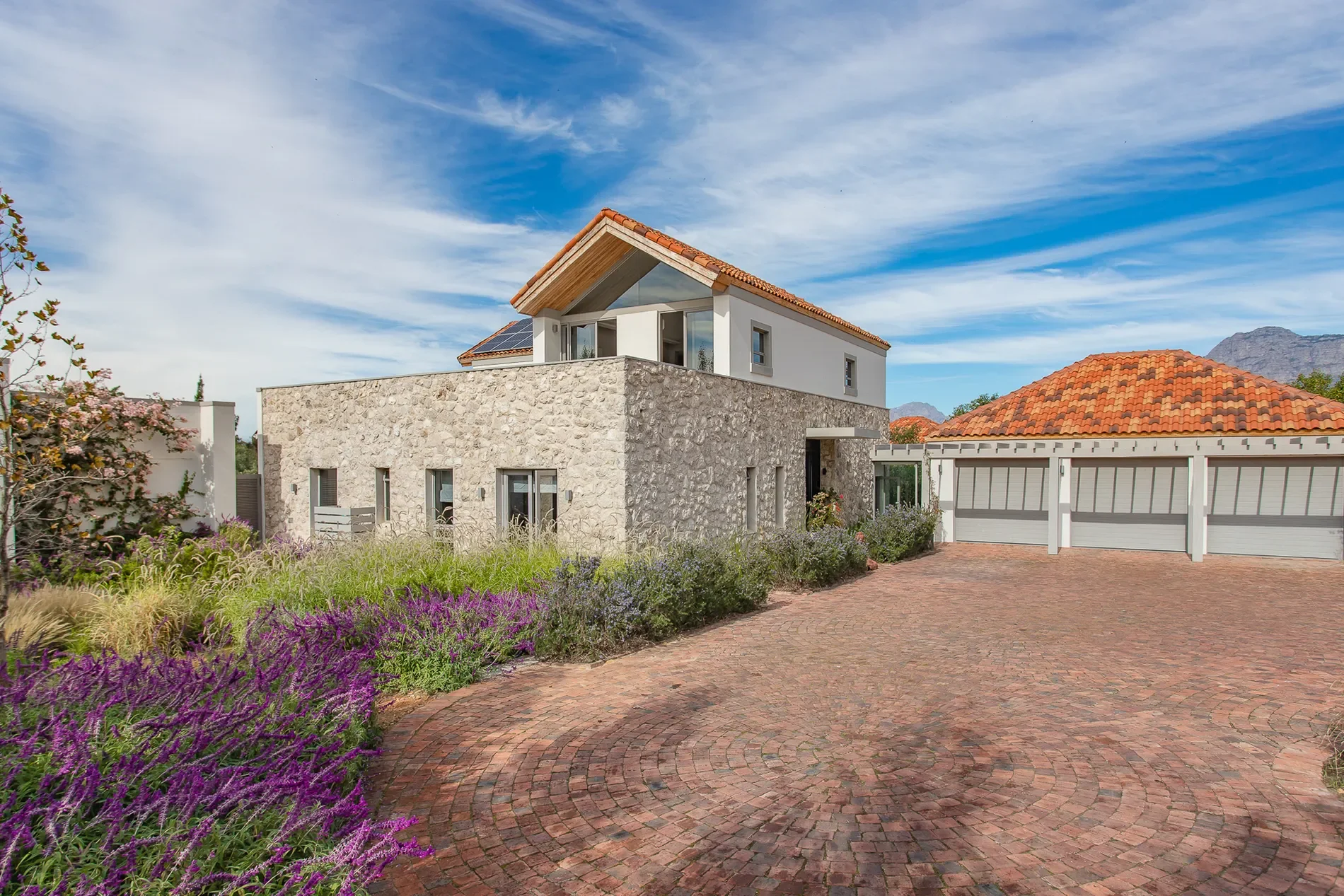 Exterior photo 4