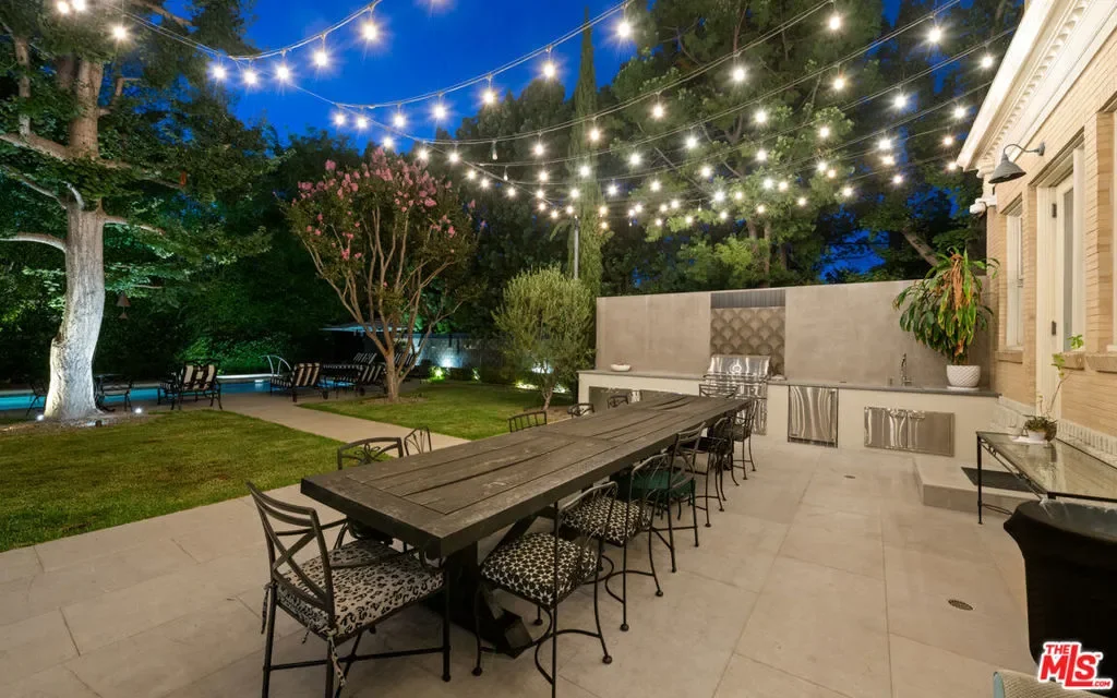 601 S Windsor Boulevard, Los Angeles, California, United States. - Photo 39