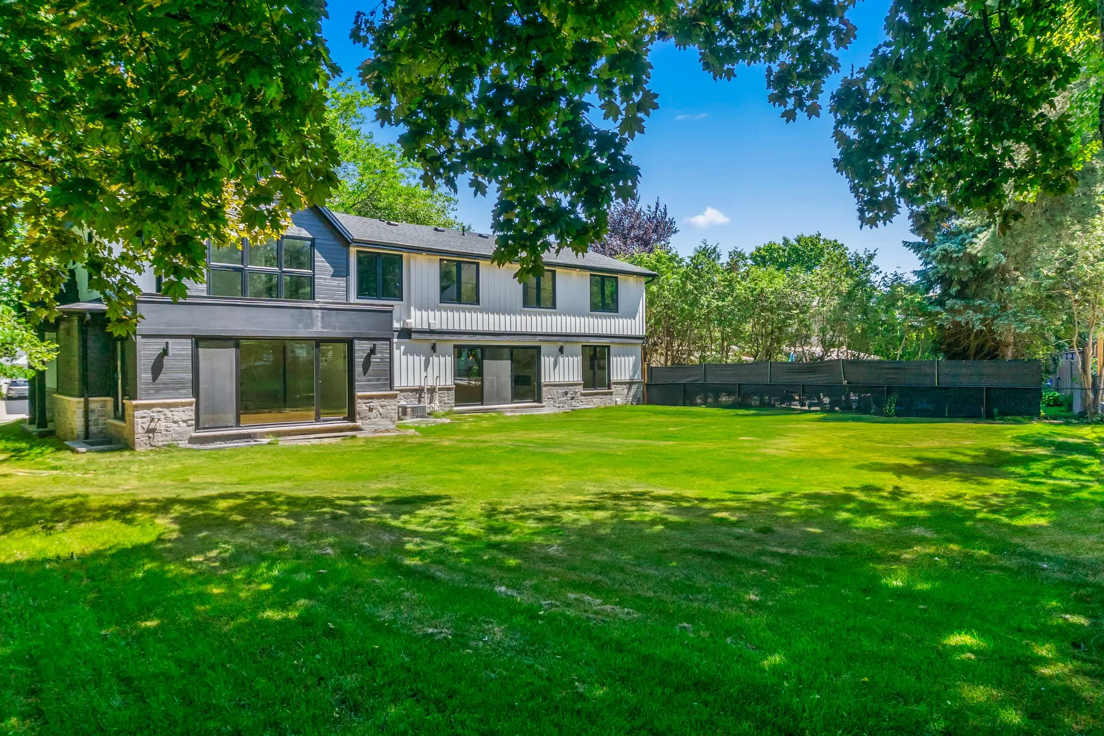 Exterior photo 5