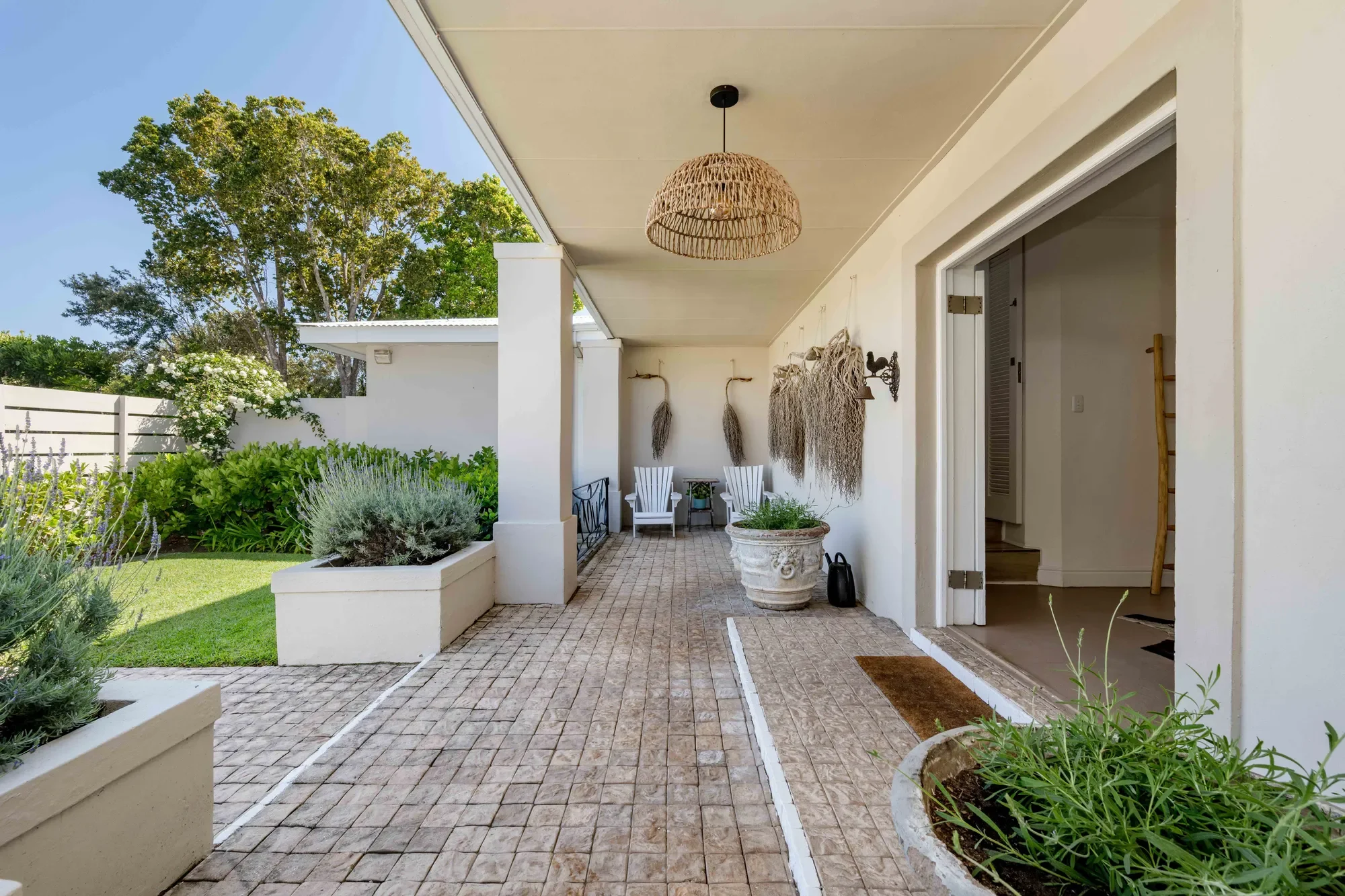 Exterior photo 6
