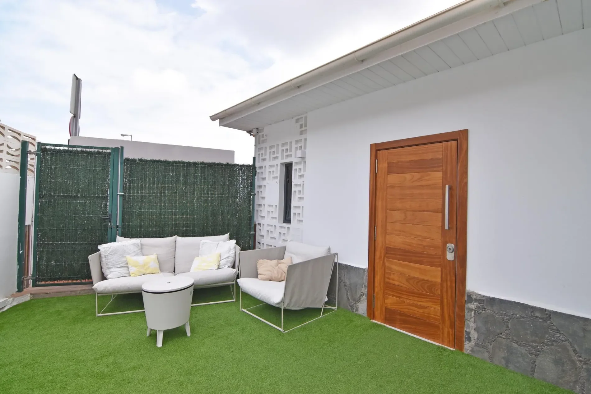 Exterior photo 5