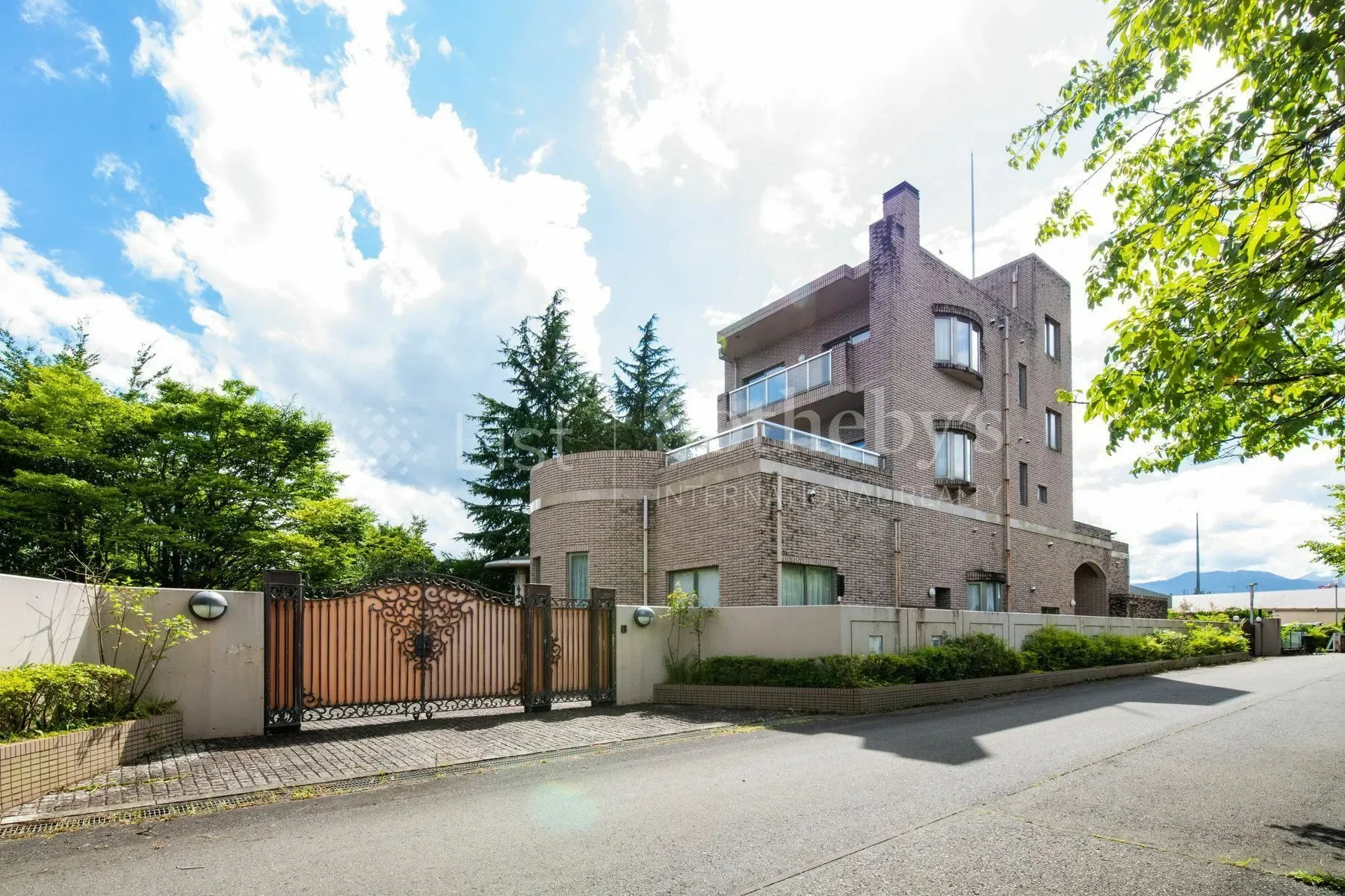Exterior photo 2