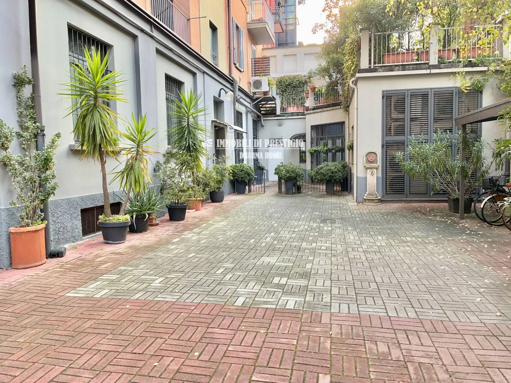 MILAN VIA BALBO, SPACIOUS TWO-ROOM APARTMENT FOR SALE