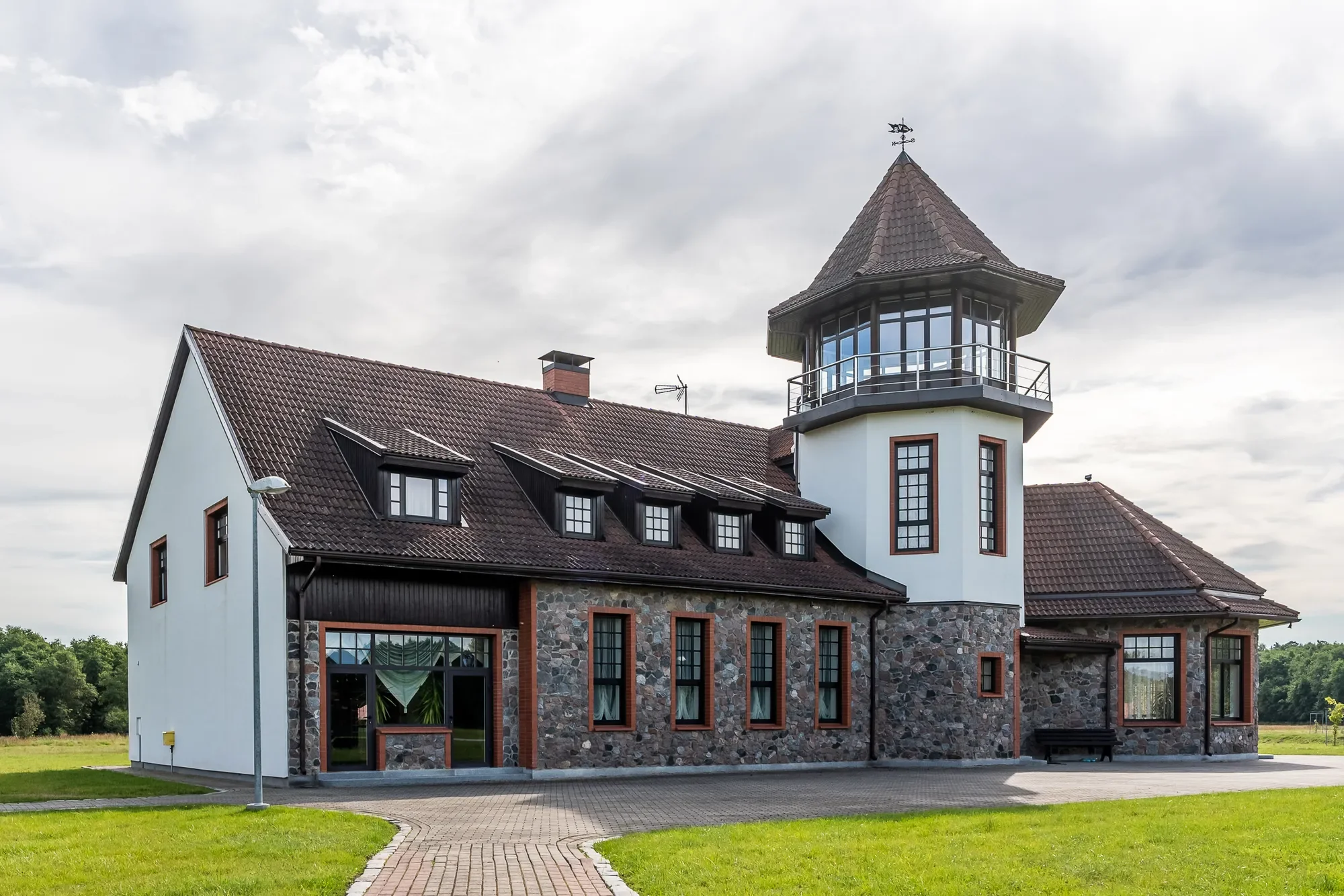 Exterior photo 5