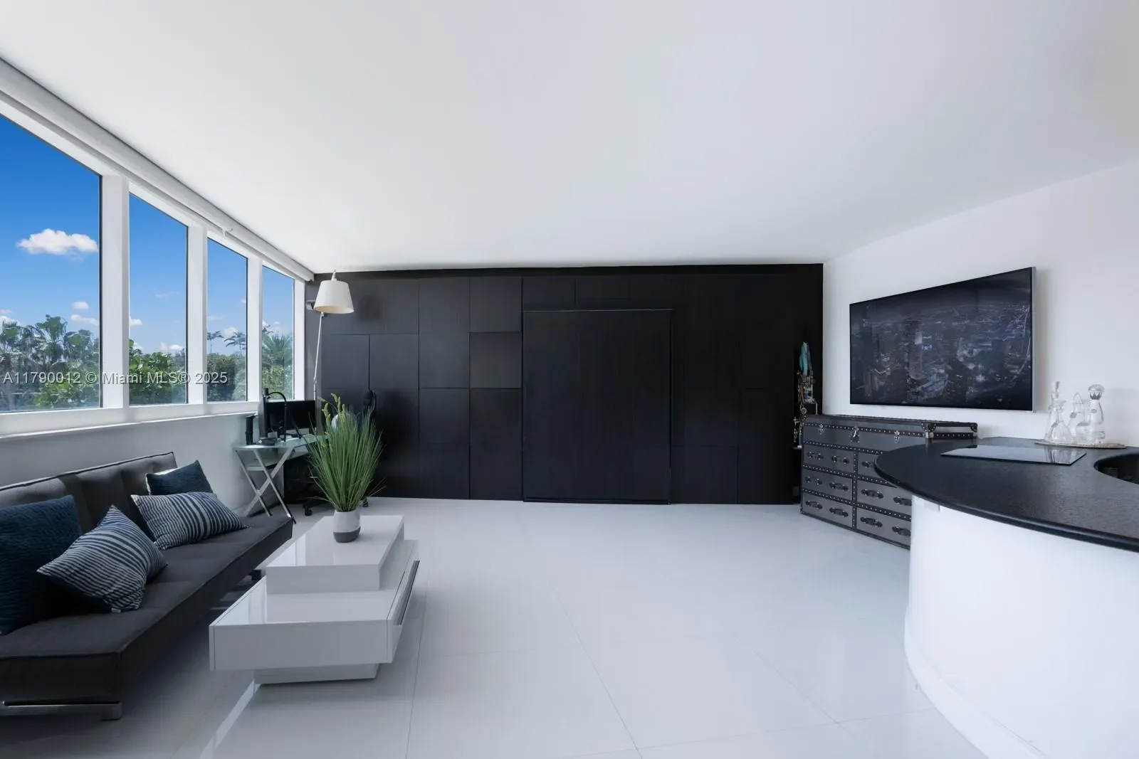 300 S Pointe Dr, Miami Beach, Florida, United States. - Photo 4
